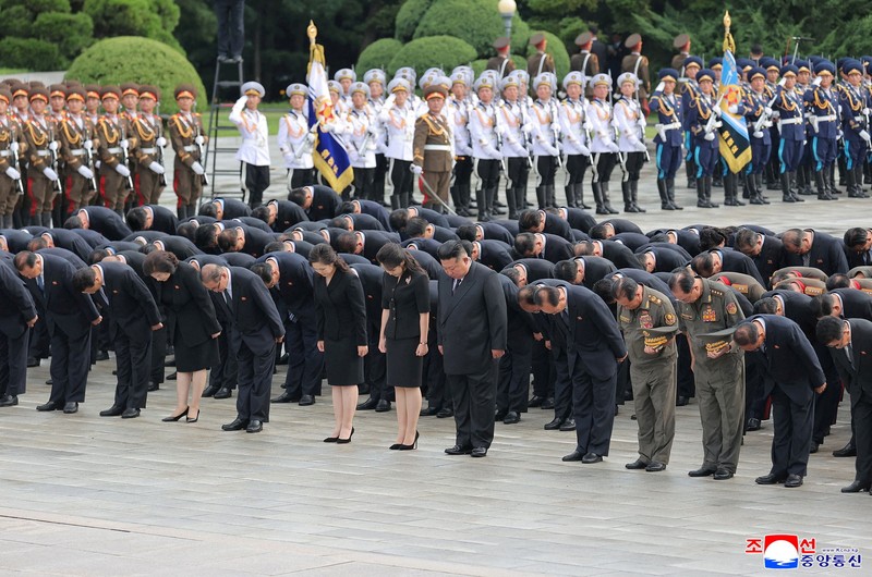 Pemimpin Korea Utara Kim Jong Un memperingati 73 tahun gencatan senjata Perang Korea dengan mengunjungi sejumlah monumen dan makam pahlawan perang pada Senin (27/7/2026). (via REUTERS/KCNA)