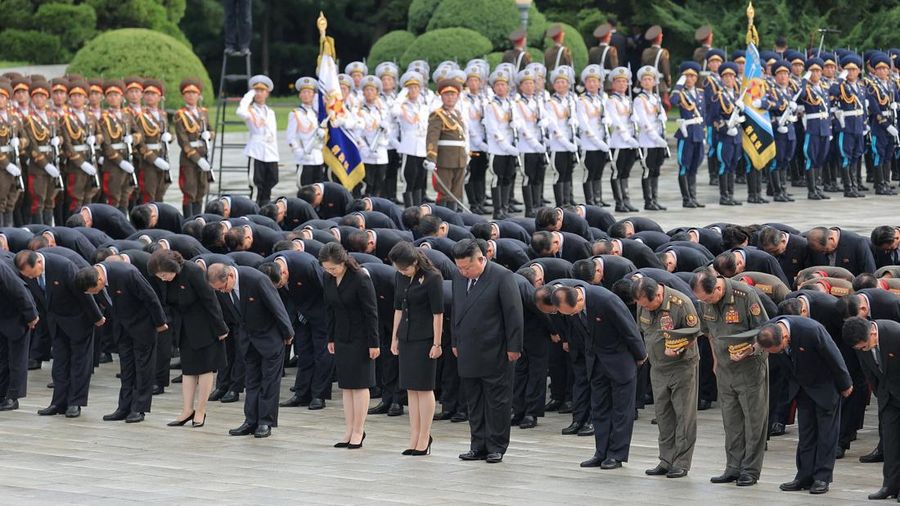 Pemimpin Korea Utara Kim Jong Un memperingati 73 tahun gencatan senjata Perang Korea dengan mengunjungi sejumlah monumen dan makam pahlawan perang pada Senin (27/7/2026). (via REUTERS/KCNA)