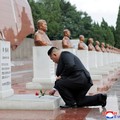Pemimpin Korea Utara Kim Jong Un memperingati 73 tahun gencatan senjata Perang Korea dengan mengunjungi sejumlah monumen dan makam pahlawan perang pada Senin (27/7/2026). (via REUTERS/KCNA)
