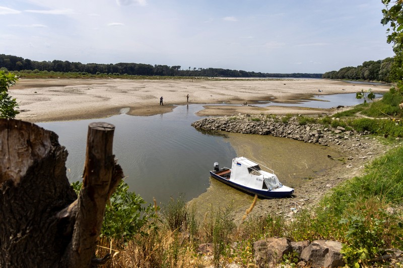 Sebuah marina dengan dasar sungai yang mengering di muara Sungai Danube karena permukaan air menurun selama cuaca panas berkepanjangan dan kondisi kering, di Apatin, Serbia, 26 Juli 2026. (REUTERS/Djordje Kojadinovic)