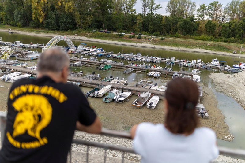 Sebuah marina dengan dasar sungai yang mengering di muara Sungai Danube karena permukaan air menurun selama cuaca panas berkepanjangan dan kondisi kering, di Apatin, Serbia, 26 Juli 2026. (REUTERS/Djordje Kojadinovic)