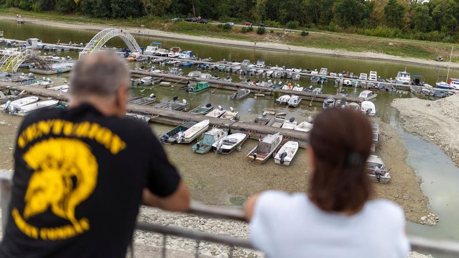 Orang-orang memandang marina dengan dasar sungai yang mengering di muara Sungai Danube saat permukaan air menurun selama cuaca panas berkepanjangan dan kondisi kering, di Apatin, Serbia, 26 Juli 2026.