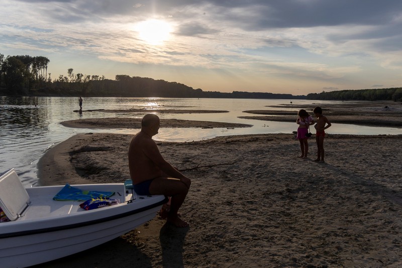 Sebuah marina dengan dasar sungai yang mengering di muara Sungai Danube karena permukaan air menurun selama cuaca panas berkepanjangan dan kondisi kering, di Apatin, Serbia, 26 Juli 2026. (REUTERS/Djordje Kojadinovic)
