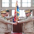 Panglima junta Myanmar, Jenderal Senior Min Aung Hlaing, menyerahkan bendera kepada Panglima Tertinggi yang baru dilantik, Jenderal Ye Win Oo, selama upacara di Naypyitaw, Myanmar, 30 Maret 2026. (Myanmar Military True News Information Team/Handout v