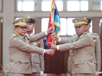 Panglima junta Myanmar, Jenderal Senior Min Aung Hlaing, menyerahkan bendera kepada Panglima Tertinggi yang baru dilantik, Jenderal Ye Win Oo, selama upacara di Naypyitaw, Myanmar, 30 Maret 2026. (Myanmar Military True News Information Team/Handout v