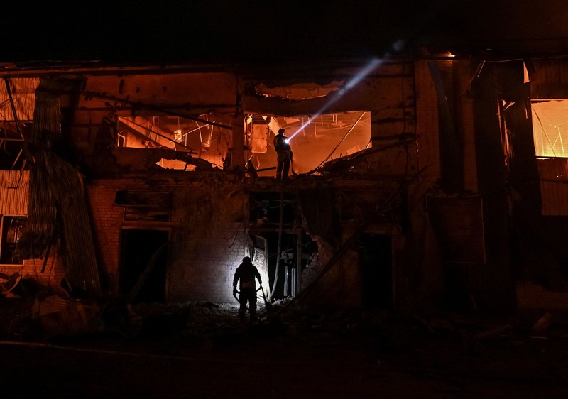 Lokasi sebuah SPBU yang terkena serangan udara Rusia, di tengah serangan Rusia terhadap Ukraina, di Zaporizhzhia, Ukraina, 26 Juli 2026. (REUTERS/Stringer)