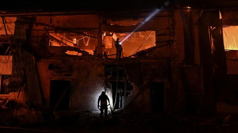 Para penyelamat bekerja di lokasi pasar pusat yang terkena serangan pesawat tak berawak Rusia, di tengah serangan Rusia terhadap Ukraina, di Zaporizhzhia, Ukraina, 25 Juli 2026.