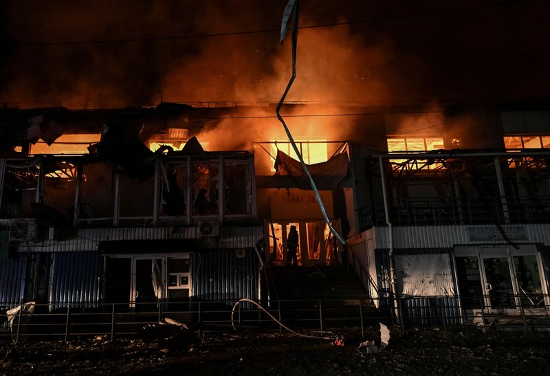 Lokasi sebuah SPBU yang terkena serangan udara Rusia, di tengah serangan Rusia terhadap Ukraina, di Zaporizhzhia, Ukraina, 26 Juli 2026. (REUTERS/Stringer)