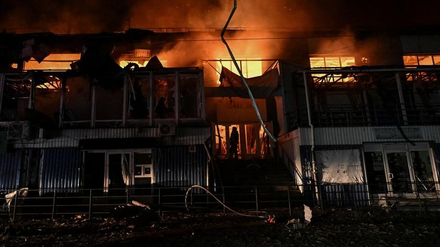 Para penyelamat bekerja di lokasi pasar pusat yang terkena serangan pesawat tak berawak Rusia, di tengah serangan Rusia terhadap Ukraina, di Zaporizhzhia, Ukraina, 25 Juli 2026.