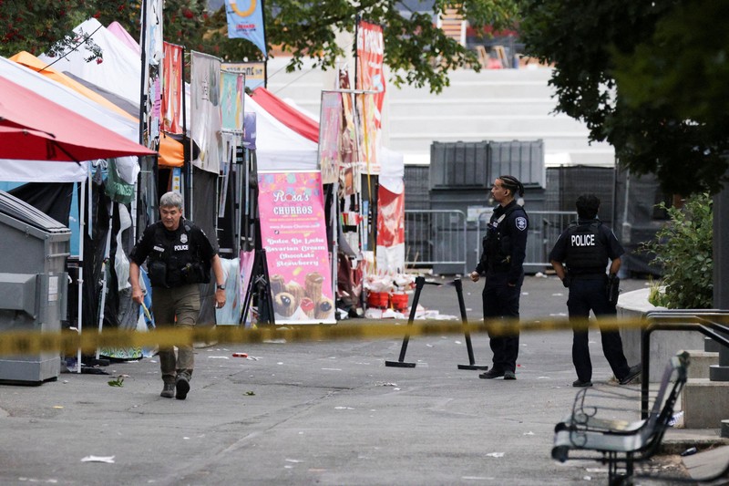 Para petugas polisi berkumpul di lokasi kejadian setelah Kepolisian Seattle menanggapi apa yang mereka gambarkan sebagai penembakan dengan