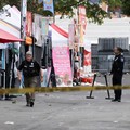 Para petugas polisi berkumpul di lokasi kejadian setelah Kepolisian Seattle menanggapi apa yang mereka gambarkan sebagai penembakan dengan "banyak" korban di Seattle Center, yang sedang menyelenggarakan festival makanan Bite of Seattle, di Seattle, W