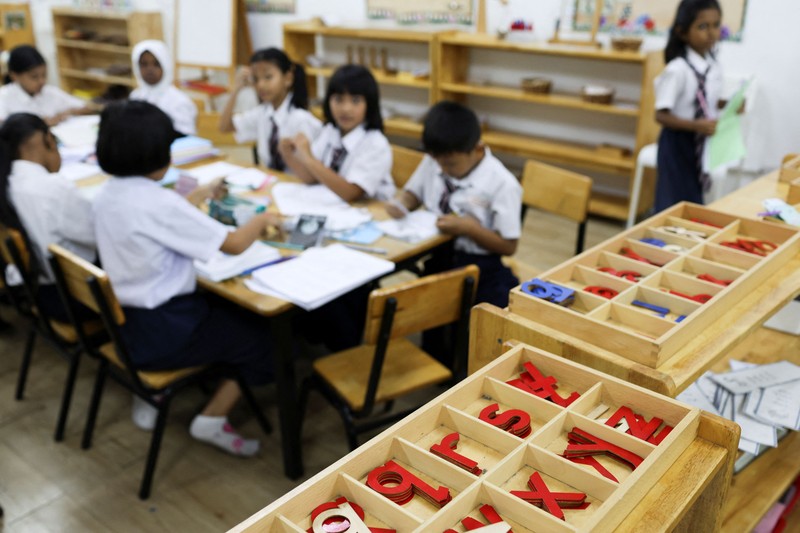 Para siswa di sebuah sekolah untuk pengungsi berpartisipasi dalam kegiatan pembelajaran di tengah lonjakan ujaran kebencian daring yang menargetkan komunitas Rohingya, di Kuala Lumpur, Malaysia, 13 Juli 2026. (REUTERS/Hasnoor Hussain)