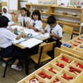 Para siswa di sebuah sekolah untuk pengungsi berpartisipasi dalam kegiatan pembelajaran di tengah lonjakan ujaran kebencian daring yang menargetkan komunitas Rohingya, di Kuala Lumpur, Malaysia, 13 Juli 2026. (REUTERS/Hasnoor Hussain)
