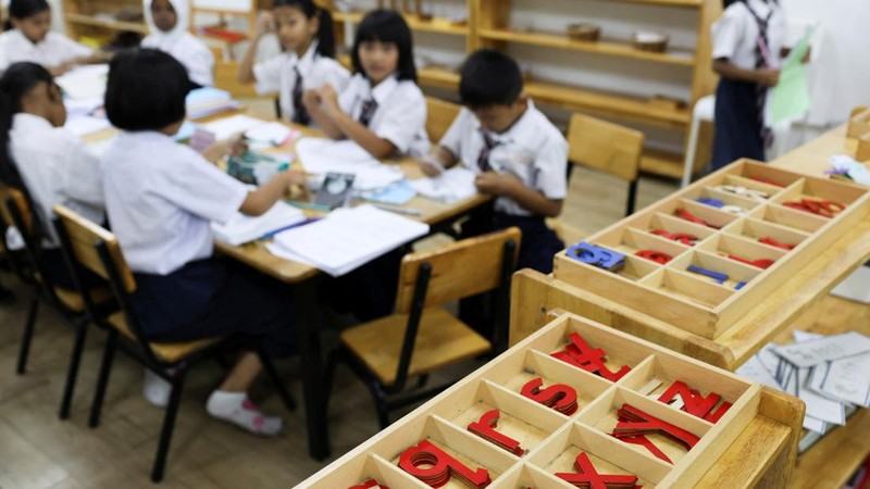 Para siswa di sebuah sekolah untuk pengungsi berpartisipasi dalam kegiatan pembelajaran di tengah lonjakan ujaran kebencian daring yang menargetkan komunitas Rohingya, di Kuala Lumpur, Malaysia, 13 Juli 2026. (REUTERS/Hasnoor Hussain)