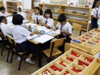 Para siswa di sebuah sekolah untuk pengungsi berpartisipasi dalam kegiatan pembelajaran di tengah lonjakan ujaran kebencian daring yang menargetkan komunitas Rohingya, di Kuala Lumpur, Malaysia, 13 Juli 2026. (REUTERS/Hasnoor Hussain)