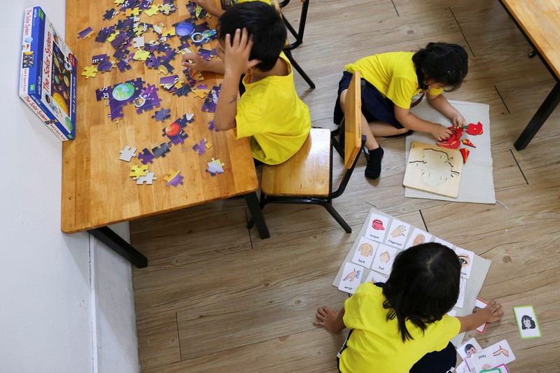 Para siswa di sebuah sekolah untuk pengungsi berpartisipasi dalam kegiatan pembelajaran di tengah lonjakan ujaran kebencian daring yang menargetkan komunitas Rohingya, di Kuala Lumpur, Malaysia, 13 Juli 2026. (REUTERS/Hasnoor Hussain)