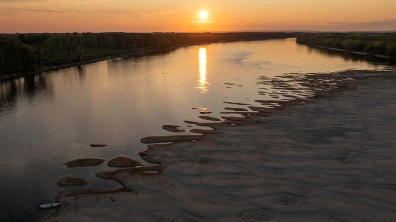 Sebuah marina dengan dasar sungai yang mengering di muara Sungai Danube karena permukaan air menurun selama cuaca panas berkepanjangan dan kondisi kering, di Apatin, Serbia, 26 Juli 2026. (REUTERS/Djordje Kojadinovic)