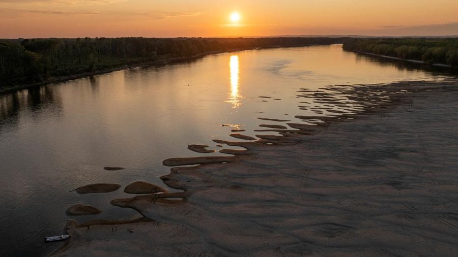 Pemandangan dari drone menunjukkan gundukan pasir yang baru muncul di Sungai Danube saat matahari terbenam, ketika permukaan air menurun di tengah cuaca panas berkepanjangan dan kondisi kering, di Apatin, Serbia, 26 Juli 2026.