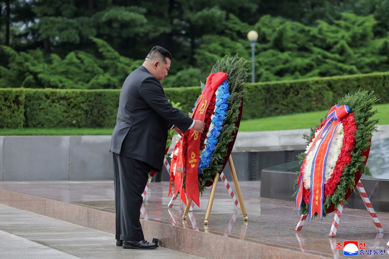 Pemimpin Korea Utara Kim Jong Un memperingati 73 tahun gencatan senjata Perang Korea dengan mengunjungi sejumlah monumen dan makam pahlawan perang pada Senin (27/7/2026). (via REUTERS/KCNA)