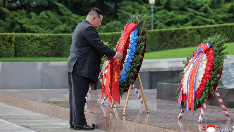 Pemimpin Korea Utara Kim Jong Un memperingati 73 tahun gencatan senjata Perang Korea dengan mengunjungi sejumlah monumen dan makam pahlawan perang pada Senin (27/7/2026). (via REUTERS/KCNA)