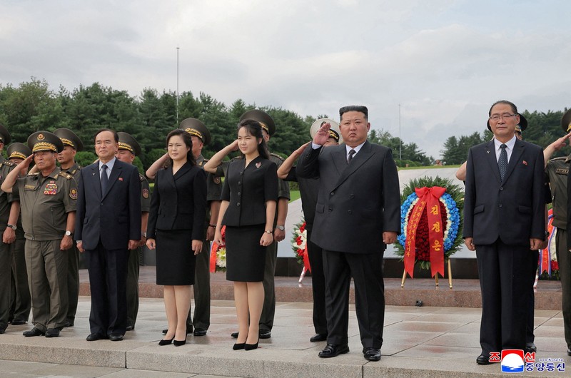 Pemimpin Korea Utara Kim Jong Un memperingati 73 tahun gencatan senjata Perang Korea dengan mengunjungi sejumlah monumen dan makam pahlawan perang pada Senin (27/7/2026). (via REUTERS/KCNA)