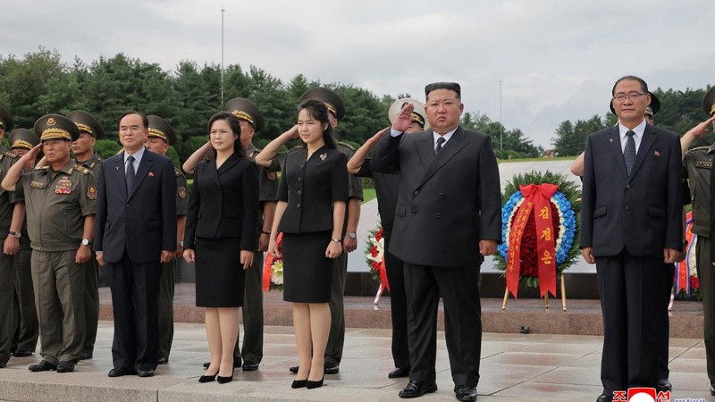 Pemimpin Korea Utara Kim Jong Un memperingati 73 tahun gencatan senjata Perang Korea dengan mengunjungi sejumlah monumen dan makam pahlawan perang pada Senin (27/7/2026). (via REUTERS/KCNA)