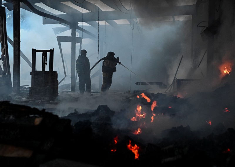 Lokasi sebuah SPBU yang terkena serangan udara Rusia, di tengah serangan Rusia terhadap Ukraina, di Zaporizhzhia, Ukraina, 26 Juli 2026. (REUTERS/Stringer)