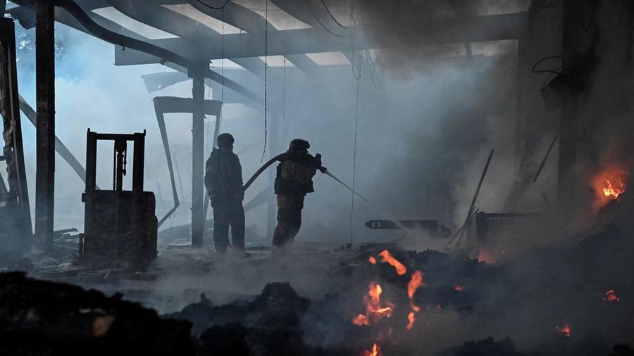 Petugas pemadam kebakaran bekerja di lokasi pusat distribusi pos perusahaan Nova Post, yang terkena serangan pesawat tak berawak Rusia, di tengah serangan Rusia terhadap Ukraina, di Zaporizhzhia, Ukraina, 25 Juli 2026.