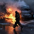 Petugas pemadam kebakaran bekerja di lokasi pusat distribusi pos perusahaan Nova Post, yang terkena serangan pesawat tak berawak Rusia, di tengah serangan Rusia terhadap Ukraina, di Zaporizhzhia, Ukraina, 25 Juli 2026. (REUTERS/Stringer)