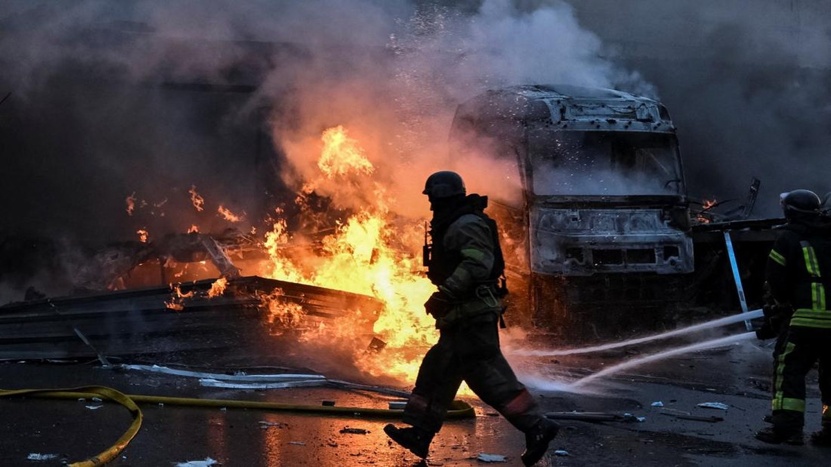 Potret Bom Rusia Guncang SPBU di Ukraina, Api Berkobar Hebat