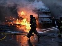 Petugas pemadam kebakaran bekerja di lokasi pusat distribusi pos perusahaan Nova Post, yang terkena serangan pesawat tak berawak Rusia, di tengah serangan Rusia terhadap Ukraina, di Zaporizhzhia, Ukraina, 25 Juli 2026. (REUTERS/Stringer)