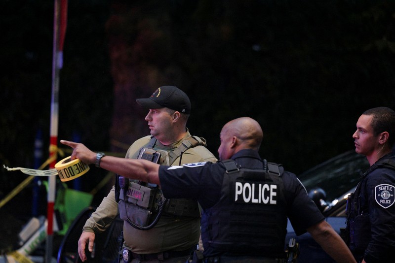 Para petugas polisi berkumpul di lokasi kejadian setelah Kepolisian Seattle menanggapi apa yang mereka gambarkan sebagai penembakan dengan