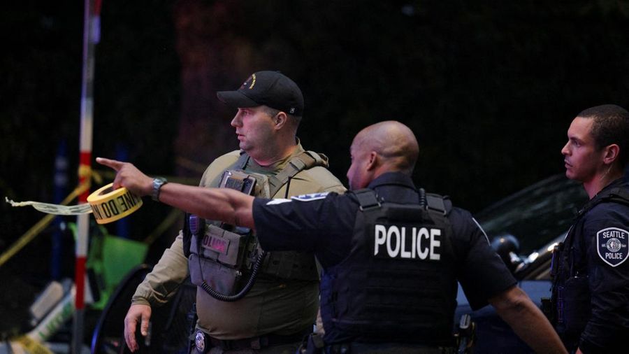 Petugas polisi bekerja setelah Kepolisian Seattle menanggapi apa yang mereka gambarkan sebagai penembakan dengan