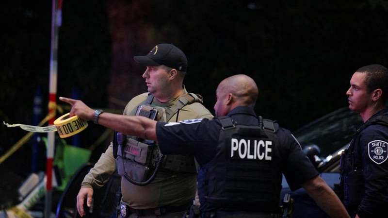 Petugas polisi bekerja setelah Kepolisian Seattle menanggapi apa yang mereka gambarkan sebagai penembakan dengan