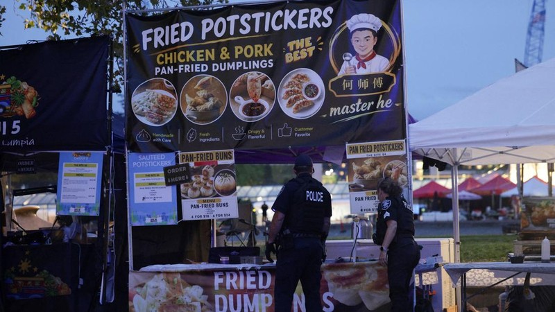 Petugas polisi bekerja setelah Kepolisian Seattle menanggapi apa yang mereka gambarkan sebagai penembakan dengan