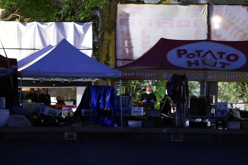 Para petugas polisi berkumpul di lokasi kejadian setelah Kepolisian Seattle menanggapi apa yang mereka gambarkan sebagai penembakan dengan