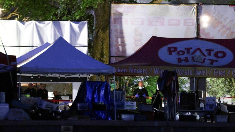 Petugas tanggap darurat bekerja setelah Kepolisian Seattle menanggapi apa yang mereka gambarkan sebagai penembakan dengan
