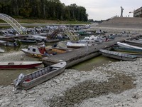 Sebuah marina dengan dasar sungai yang mengering di muara Sungai Danube karena permukaan air menurun selama cuaca panas berkepanjangan dan kondisi kering, di Apatin, Serbia, 26 Juli 2026. (REUTERS/Djordje Kojadinovic)