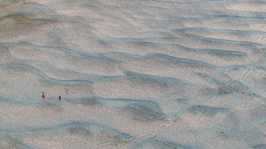 Sebuah tayangan drone menunjukkan orang-orang di tepian pasir yang baru muncul di Sungai Danube saat permukaan air menurun selama cuaca panas dan kondisi kering yang berkepanjangan, di Apatin, Serbia, 26 Juli 2026.