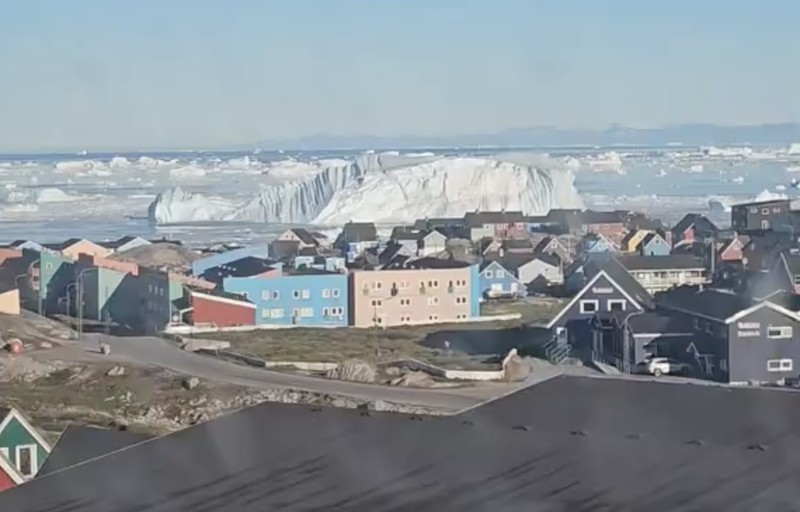 Sebuah video yang diunggah akun TikTok @monahansen1 memperlihatkan momen langka saat gunung es raksasa terbalik di lepas pantai Ilulissat, Greenland, pada 25 Juli 2026. (Tangkapan Layar Tiktok/@monahansen1)