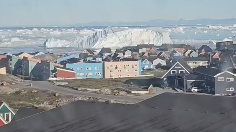 Sebuah video yang diunggah akun TikTok @monahansen1 memperlihatkan momen langka saat gunung es raksasa terbalik di lepas pantai Ilulissat, Greenland, pada 25 Juli 2026. (Tangkapan Layar Tiktok/@monahansen1)