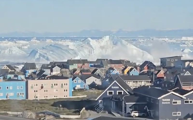 Sebuah video yang diunggah akun TikTok @monahansen1 memperlihatkan momen langka saat gunung es raksasa terbalik di lepas pantai Ilulissat, Greenland, pada 25 Juli 2026. (Tangkapan Layar Tiktok/@monahansen1)