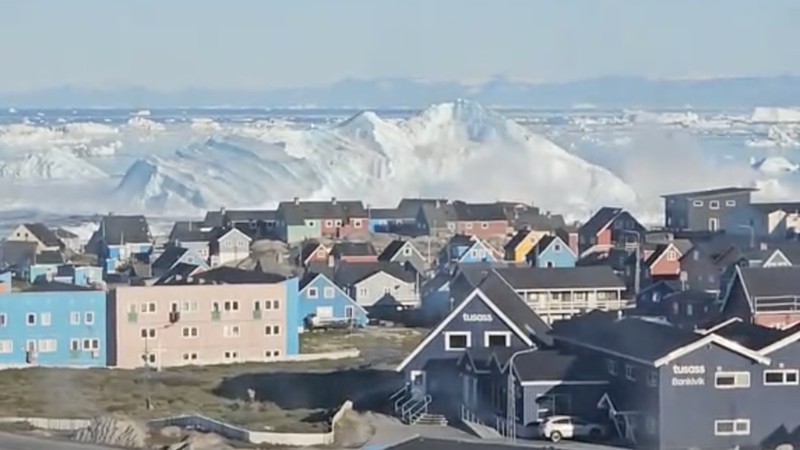 Sebuah video yang diunggah akun TikTok @monahansen1 memperlihatkan momen langka saat gunung es raksasa terbalik di lepas pantai Ilulissat, Greenland, pada 25 Juli 2026.