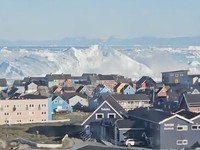 Sebuah video yang diunggah akun TikTok @monahansen1 memperlihatkan momen langka saat gunung es raksasa terbalik di lepas pantai Ilulissat, Greenland, pada 25 Juli 2026. (Tangkapan Layar Tiktok/@monahansen1)