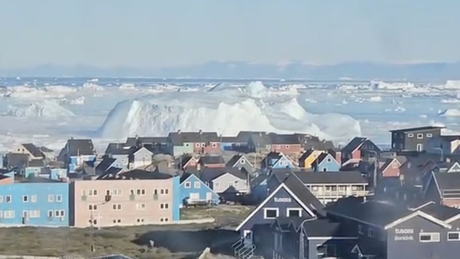 Sebuah video yang diunggah akun TikTok @monahansen1 memperlihatkan momen langka saat gunung es raksasa terbalik di lepas pantai Ilulissat, Greenland, pada 25 Juli 2026.