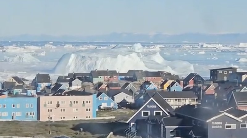 Sebuah video yang diunggah akun TikTok @monahansen1 memperlihatkan momen langka saat gunung es raksasa terbalik di lepas pantai Ilulissat, Greenland, pada 25 Juli 2026.