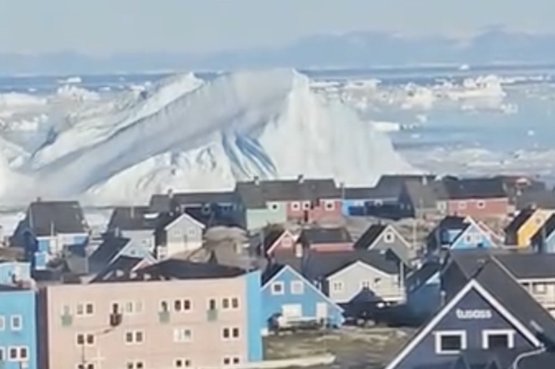 Sebuah video yang diunggah akun TikTok @monahansen1 memperlihatkan momen langka saat gunung es raksasa terbalik di lepas pantai Ilulissat, Greenland, pada 25 Juli 2026. (Tangkapan Layar Tiktok/@monahansen1)