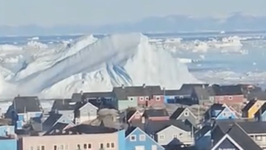 Sebuah video yang diunggah akun TikTok @monahansen1 memperlihatkan momen langka saat gunung es raksasa terbalik di lepas pantai Ilulissat, Greenland, pada 25 Juli 2026. (Tangkapan Layar Tiktok/@monahansen1)
Location