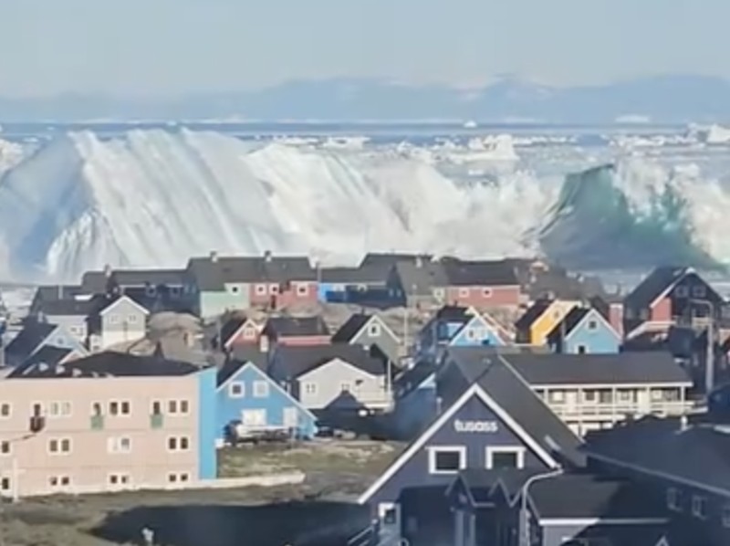 Sebuah video yang diunggah akun TikTok @monahansen1 memperlihatkan momen langka saat gunung es raksasa terbalik di lepas pantai Ilulissat, Greenland, pada 25 Juli 2026. (Tangkapan Layar Tiktok/@monahansen1)