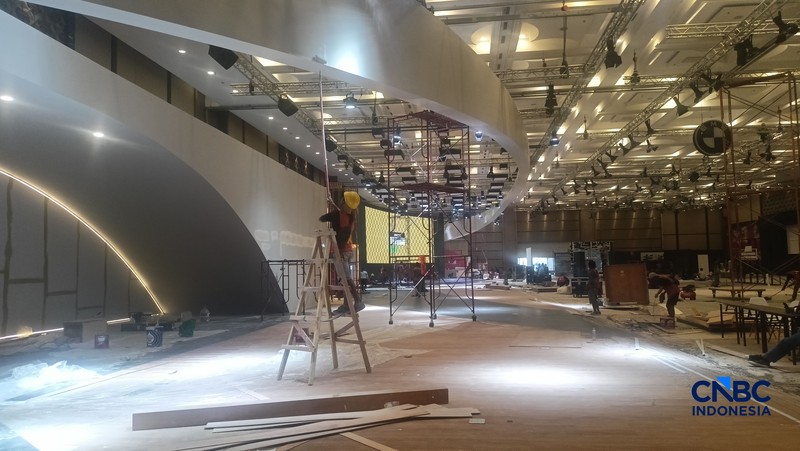 Sejumlah pekerja menyelesaikan beberapa stand booth menjelang GAIKINDO Indonesia International Auto Show (GIIAS) 2026 di ICE BSD., Tangerang, Senin (27/7/2026). (CNBC Indonesia/Ferry Sandi)